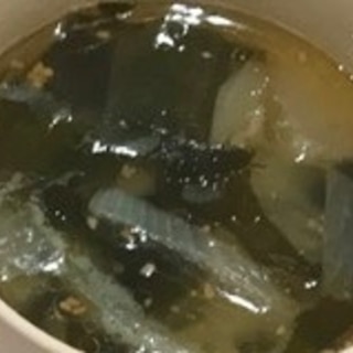 わかめと玉ねぎのコンソメスープ